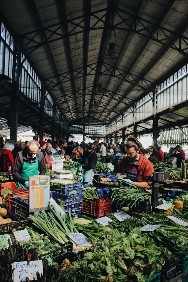 Banca de mercado com produtos e etiquetas de preço